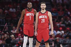 张佳玮：火箭四塔赢了骑士双塔 申京4号位体格干着组织后卫的活